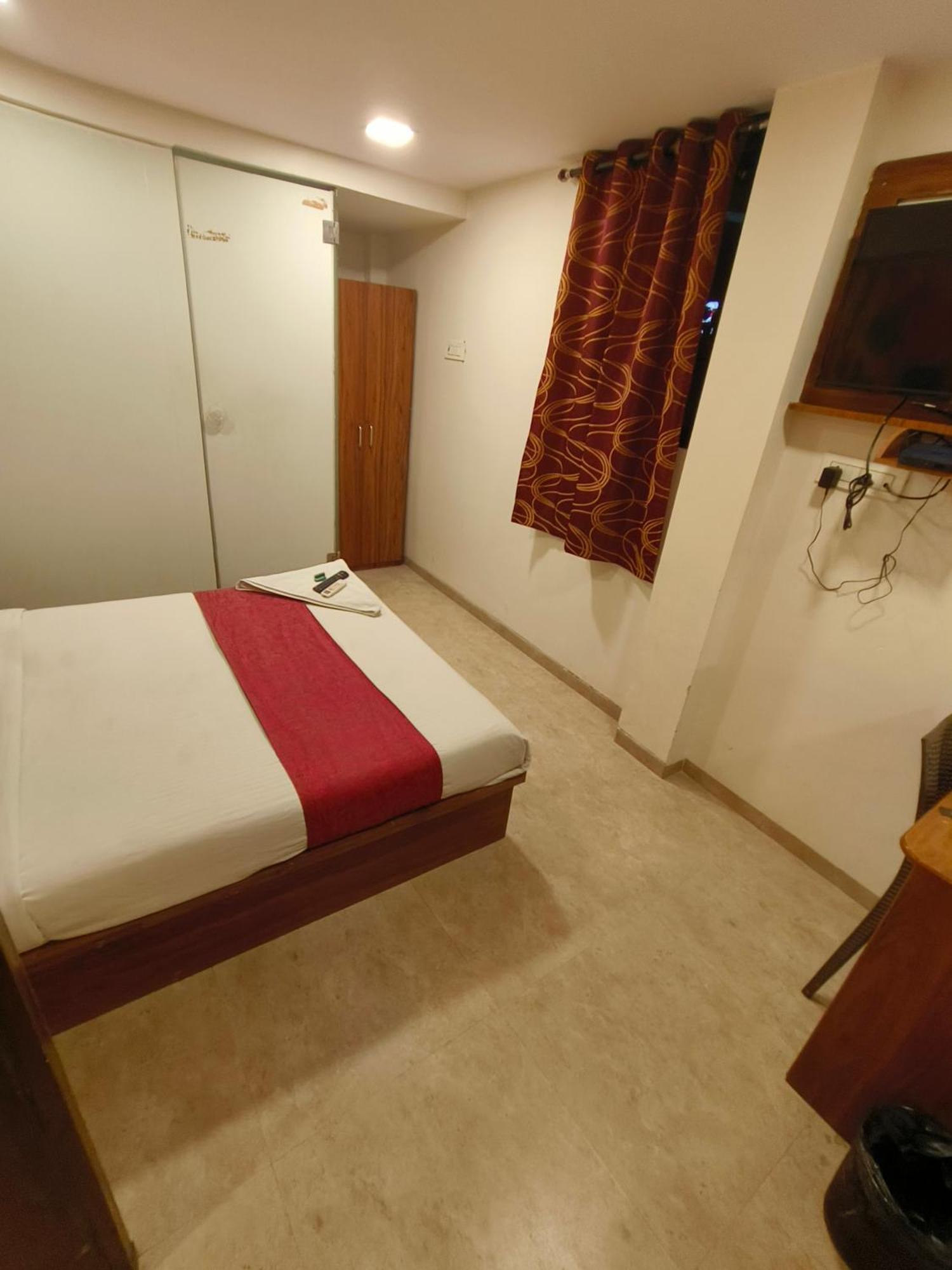 Hotel Beach Crown Juhu ムンバイ エクステリア 写真