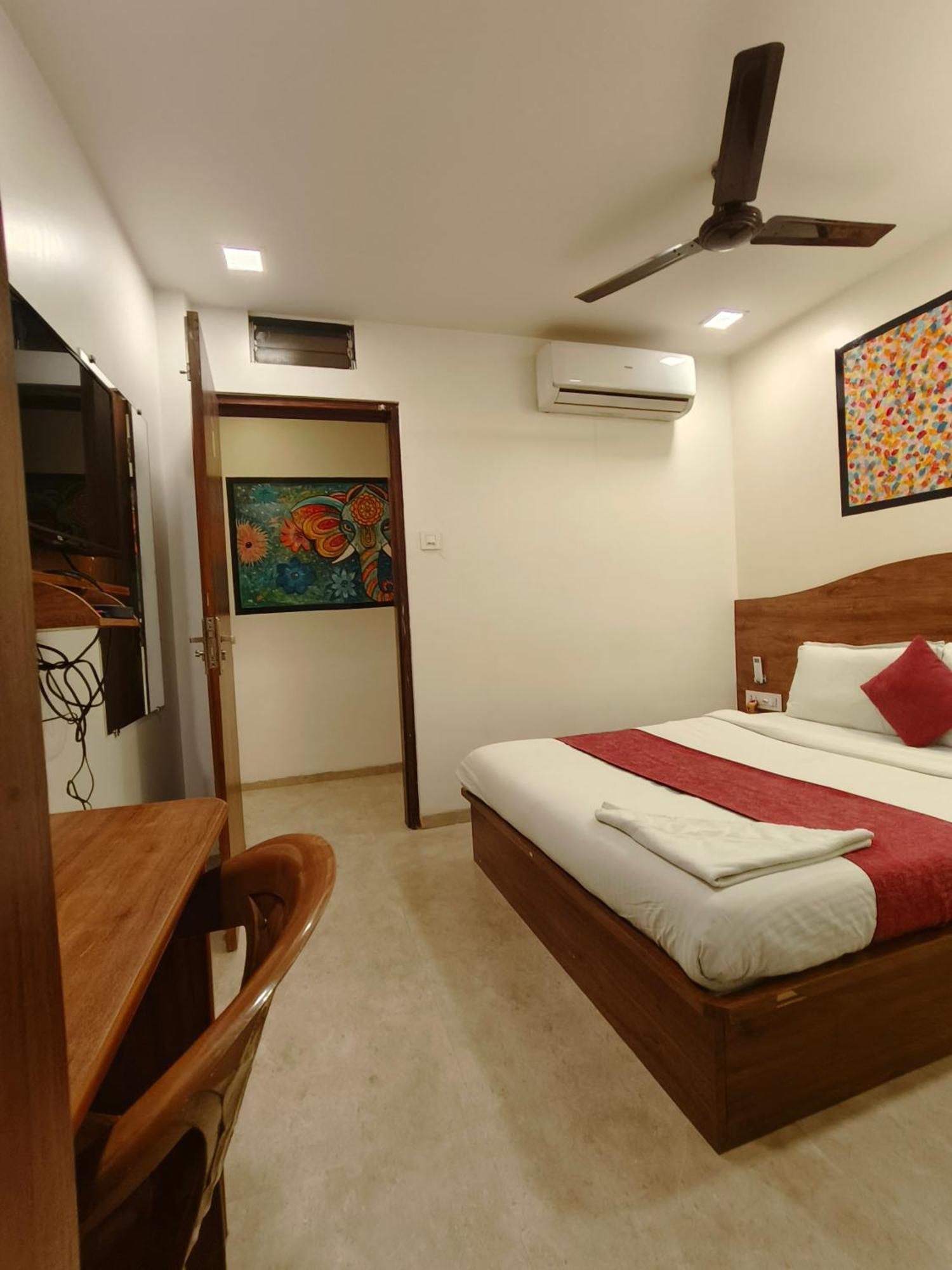 Hotel Beach Crown Juhu ムンバイ エクステリア 写真