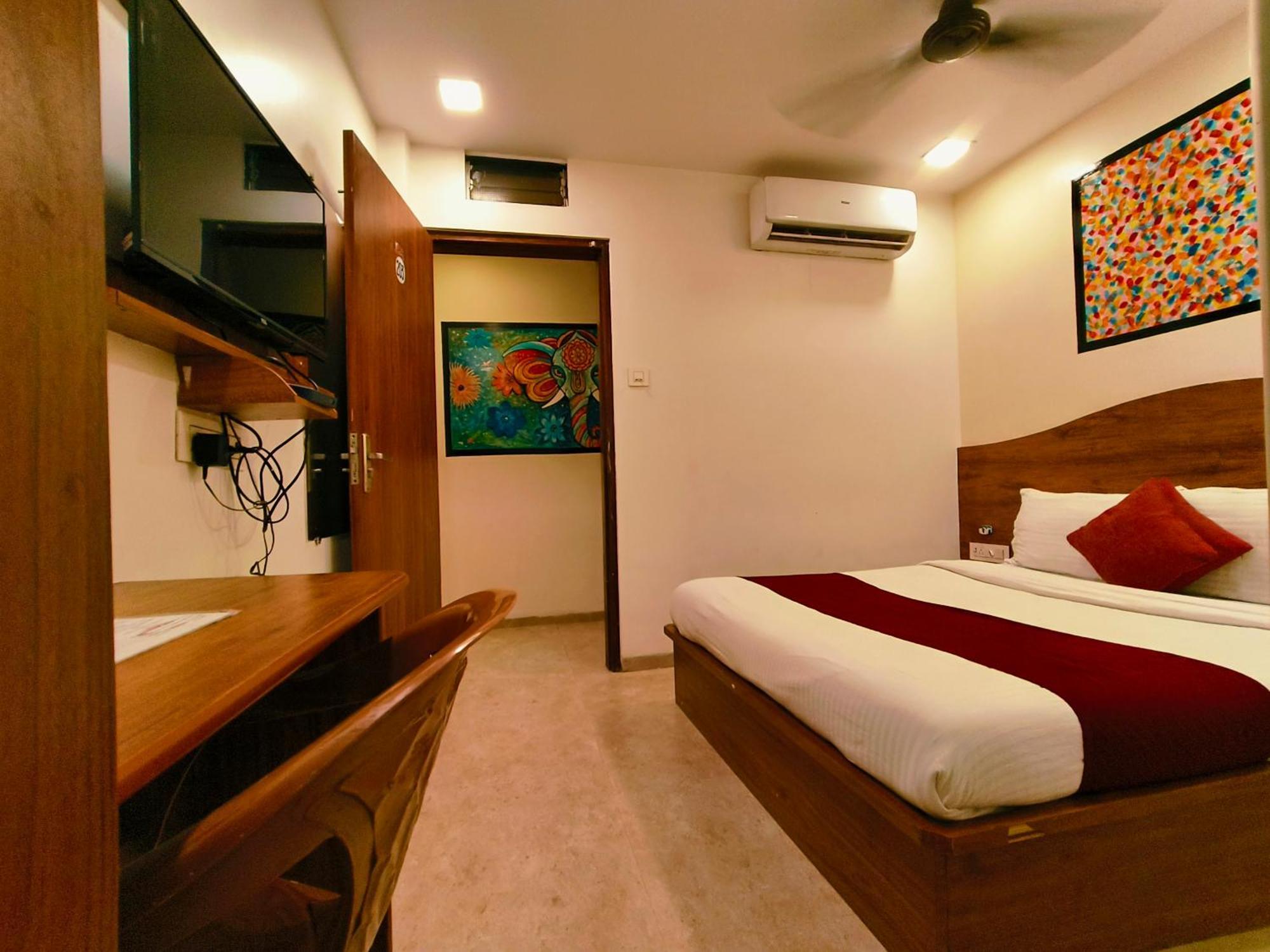 Hotel Beach Crown Juhu ムンバイ エクステリア 写真